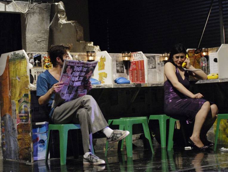 Tänzerinnen und Tänzer auf einer Bühne. 